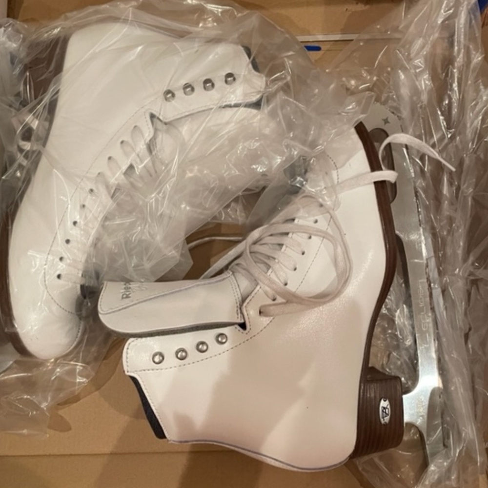 Riedell Diamond Ice Skates Size 7 *WITH ASTRA BLADE*